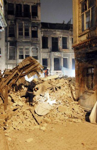 Fatih'te içinde 1 kişinin yaşadığı belirtilen 3 katlı bina çöktü. Bina enkazından bir ceset çıkartıldı. Paniğe kapılan çevre bina sakinleri evlerini boşaldı. 16 kadar insan faciadan kılpayı kurtuldu