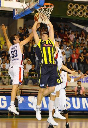 Beko Basketbol Ligi'nde play-off final serisinin ilk maçında Fenerbahçe Ülker, Efes Pilsen'i 68-60 yenerek, 1-0 öne geçti.