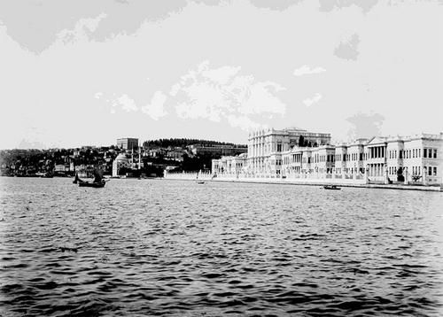 Şimdi daha da hacimli olarak 19. yüzyıl sonu ve 20. yüzyıl başındaki haliyle yeni bir İstanbul albümünün ilgilenenlere sunulduğunu belirten İhsanoğlu, bu albümde yer alan 576 adet fotoğrafın bir asır öncesinin İstanbul'unu çok yönlü ortaya koyduğunu vurguladı.
<br><br>
Albümün, geçmişteki İstanbul ile bugünün İstanbul'u arasındaki farkı, nereden nereye geldiğini ortaya koyan adeta bir tarih dersi gibi olduğunu ifade eden İhsanoğlu, albümün yaklaşık bir asırlık bir değişimin dokümantasyonu niteliğini taşıdığını belirtti.
<br><bR>
<b>-İSTANBUL BÜYÜKŞEHİR BELEDİYE BAŞKANI TOPBAŞ- </b>
<br><br>
İstanbul Büyükşehir Belediye Başkanı Kadir Topbaş da, fotoğrafın 1839 yılındaki bulunuşunun ilk kez İstanbul'da yayımlanan Takvim-i Vekayi gazetesinin 28 Ekim 1839 tarihli 186. sayısında duyurulduğunu belirtti.
<br><br>
1839 yılının ekim ayında Fransız ressam Horace Vernet'in yeğeni Charles Marie Bouton ve Daguerroeotypist Goupil Fesquet ile birlikte Marsiyla Limanı'ndan yola çıkarak dünyadaki ilk fotoğrafik geziye başladıklarını anlatan Topbaş, bir süre Osmanlı İmparatorluğu'nun Ortadoğu coğrafyasını çeken gezginlerin, 4 Şubat 1840 tarihinde İzmir'e vardıklarını, Fasquet'in anı defterinde 13 Şubat 1840'da Lena gemisinin bordasından çekilen İzmir'in Daguerreotype'larından söz edildiğini, yani Türkiye topraklarında ilk fotoğrafı çekilen şehrin İzmir olduğunu ifade etti.
<br><br>
Fransız Kompa'nın 1842 yılında İstanbul'a geldiğinin ve Beyoğlu'nun fotoğraflarını çektiğinin Ceride-i Havadis gazetesinin 16 Temmuz 1842 tarihli sayısından öğrenildiğini anlatan Topbaş, Osmanlı tebaasından Basile Kargopoulo'nun ise ilk kez 1850 yılında Beyoğlu'nda kendi stüdyosunu açtığını belirtti.