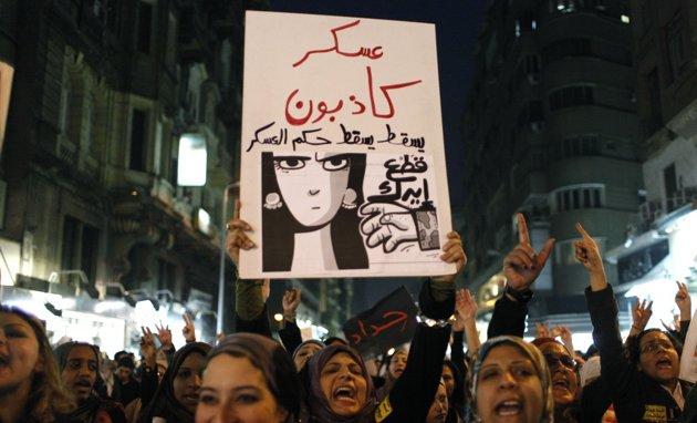 Ellerinde El Tahrir gazetesin nüshaları ve öfkeyi kabartan fotoğrafın fotokopilerinin bulunduğu pankartlar taşıyan kadınlara yönelik müdahale olmaması dikkat çekti.
