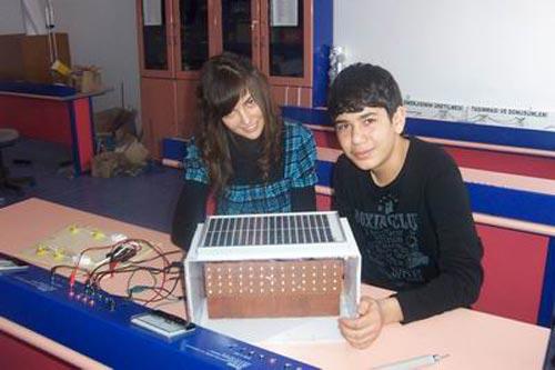 Güneş Enerjisiyle Çalışan Reklam Panosu