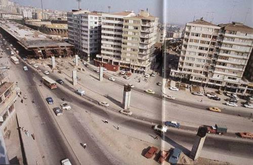 Fotoğrafta Haliç Köprüsü'nü Boğaziçi Köprüsü'ne bağlayan Mecidiköy-Gayrettepe arasında 1974 yılındaki inşaat çalışmaları görülüyor.
