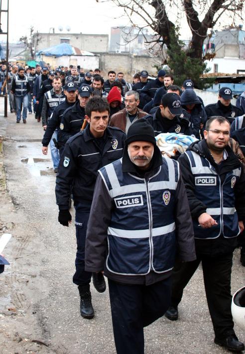 Ekipler, 6 aylık çalışmanın ardından merkez Yüreğir ilçesindeki Ulubatlı Hasan Mahallesi'nde uyuşturucu satışı yapılan 60 adresi tespit etti. Operasyonun yapılacağı adreslerin çok olması nedeniyle KOM Şube Müdürlüğü, Asayiş, Çevik Kuvvet ve Özel Harekat Şube müdürlüklerinden takviye personel aldı.