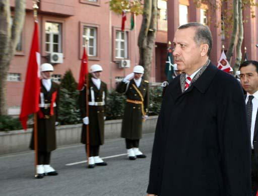 Erdoğanın haberleri % 23 arttı
Başbakan, gazete, dergi, TV kanalı ve haber sitelerinde toplam 26 bin 411 habere konu edildi. Erdoğana, televizyon kanalları ise 385 saate yakın yer ayırdı.