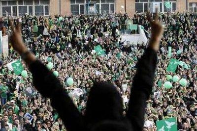 İranlılar 10. cumhurbaşkanlığı için sandık başına gitmeye hazırlanıyor. Yaşanan çekişmeler İran siyasetini, toplumunu tanımayanlarca rejimin çöktüğüne bile yorulabilir ancak İran'ı tanıyanlar bunun yanılgı olacağını belirtiyor
