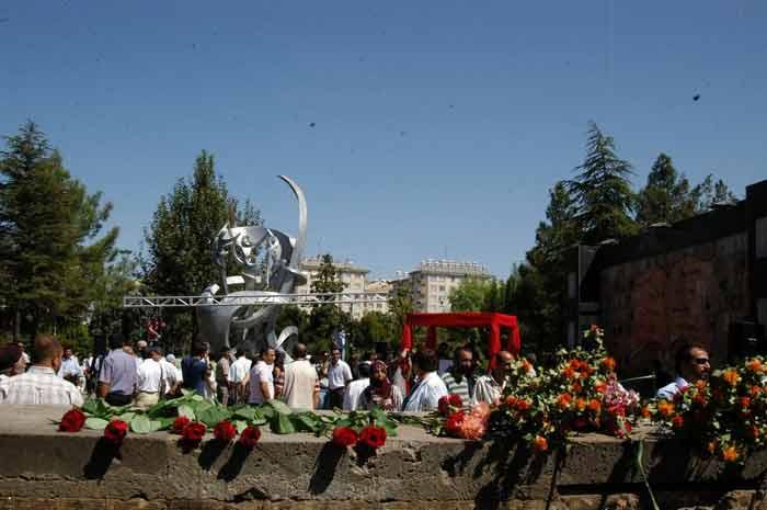 Yaşam Hakkı Anıtı açıldı