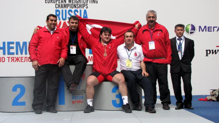 Bünyamin Südaş +105 kg bronz madalya sahibi