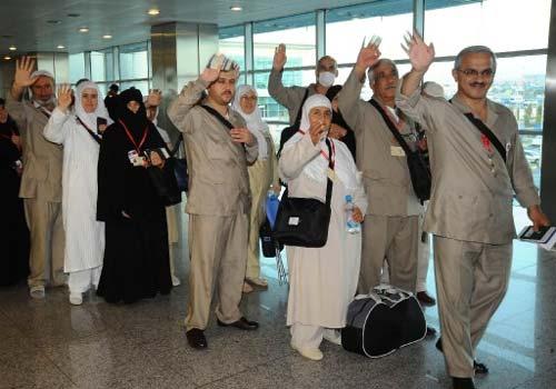 Kutsal topraklara gidecek ilk hacı kafilesi, İstanbul Atatürk Havalimanı'ndan yola çıktı. Bazı hacı adayları ve yakınları gözyaşlarını tutamadı.