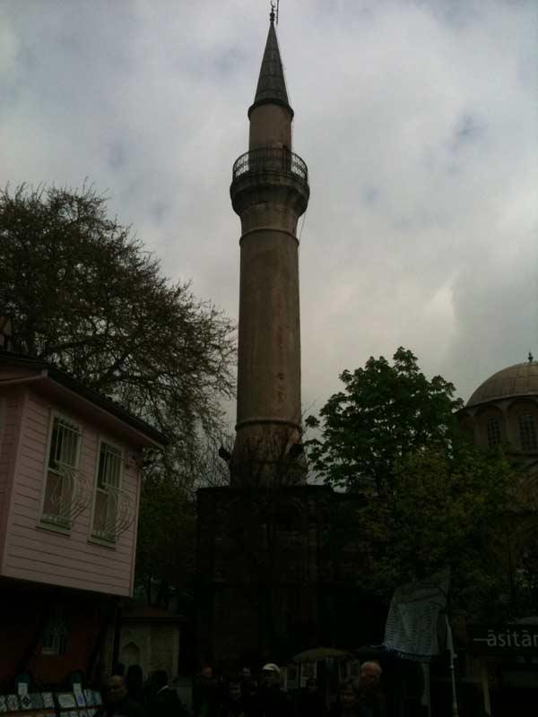 Hediyelik eşyaların çoğunda Türk çini sanatının örnekleri bulunmakta.