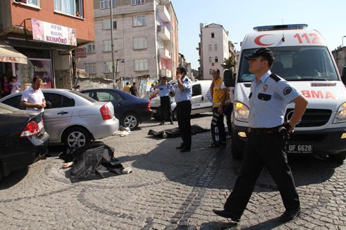 İstanbul Zeytinburnu'nda sokakta yürüyen üç kişiye siyah bir arabadan üç el ateş edildi. Çeçen oldukları öğrenilen üç kişi olay yerinde hayatını kaybetti.
