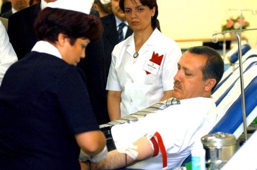 Sergiyi düzenleyen gazeteciler tarafından daha sonra Başbakan Erdoğan'a Ermeni mücevher ustası Viktor Öcal'ın ''negatif heykel tekniği'' ile Erdoğan için özel tasarladığı kol düğmeleri hediye edildi.