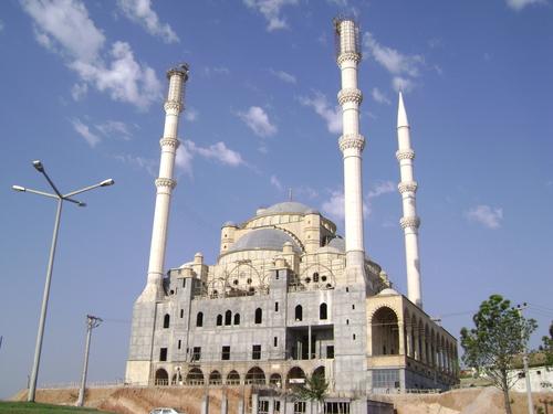 Kubbe yüksekliği 46 metre olan caminin 4 minaresi bunuyor ve bu minarelerin yüksekliği 81 metre. 46 bin metrekarelik kapalı alana sahip olan cami, bir külliye şeklinde inşa edildi ve tüm sosyal donatılara sahip.