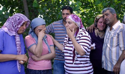 Adana'da bir apartman dairesinde öldürülenlerden İbrahim Yüksel ile eşi, 2 çocuğu ve 2 torununun cenazeleri toprağa verildi. Cenazelerde acı, öfke ve gözyaşı vardı.