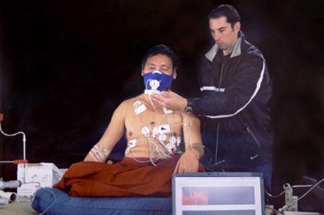 İnanılmaz ısı enerjisi yayabiliyorlar Özel bir meditasyon tekniği kullanan budist rahipler 'Turn-mo' adı verilen bir yöntemle metabolizma hızlarını yüzde 64 oranında düşürebiliyorlar. Aynı zamanda vücut ısılarını da 17 derece kadar arttırma gücüne sahiple