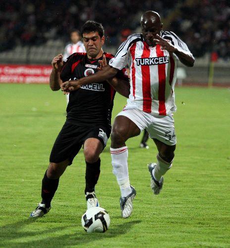 Sivasspor, evinde öldü öldü dirildi. İlk yarıyı yenik kapayan ev sahibi maç sonunda 3 puanı hanesine yazdırmayı bildi. Gençlerbirliği ise yenilmesine rağmen büyük sevinç yaşadı.