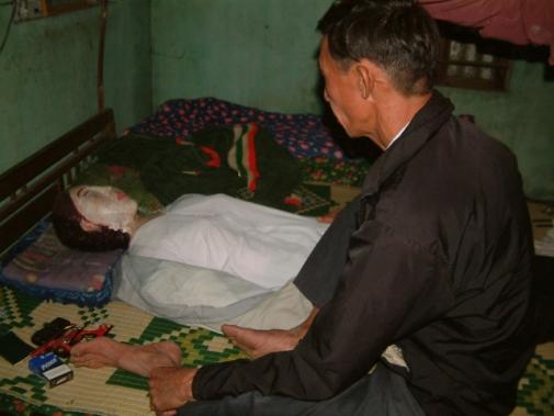 Çok sevdiği karısının ölümüne dayanamayan Vietnamlı bir adam, karısının iskeletini mezardan çıkararak 5 yıl beraber yaşadı. İskeleti kille doldurarak şekil veren adam, elbiseler giydirdikten sonra onu yatağına aldı.