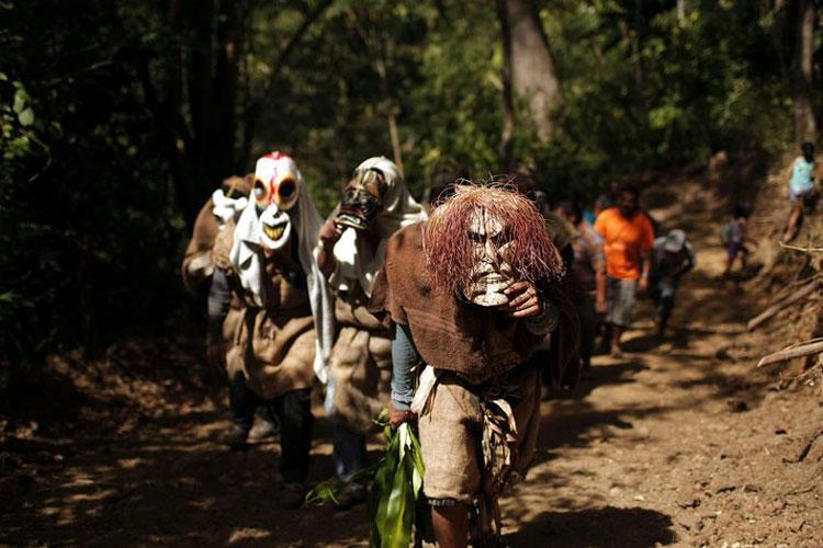 Bölgenin İspanya'dan gelen işgal kolonilerinden kurtuluşunu temsil eden Devils of Dance festivalinde Boruca'nın halkının bir kısmı kutlamalar sırasında "yute" ağacı ve palmiye yapraklarından yapılarak, boyanmış renkli maskeler takıyorlar...