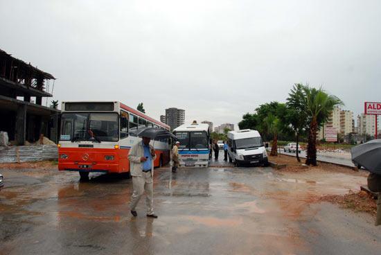 Mersin'de belediye tarafından kapatılmayan çukura 1i belediye otobüsü olmak üzere 3 toplu taşıma aracı düştü. Çukurdan çıkamayan araçlar iş makinesiyle ile çekilerek kurtarılabildi.