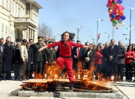 Dün gece başlayan Nevruz Bayramı kutlamaları çerçevesinde Ankara'da Atatürk Kültür Merkezi bahçesinde resmi tören yapıldı. Kültür ve Turizm Bakanı Ertuğrul Günay ve ABD Büyükelçisi Jeffrey yumurta tokuşturdu ve ateşin üstünden atladı.