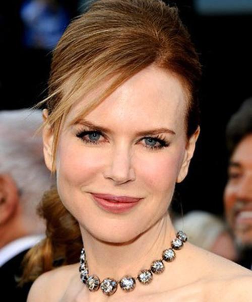 Nicole Kidman, Fred Leighton marka eşsiz bir elmas kolye taktı. Kolyenin üzerinde toplam 150 karat elmas bulunuyordu. Straplez elbise üzerine takılan gerdanlık şeklindeki kolyeler, boynu ve dekolteyi daha güzel gösterdi.