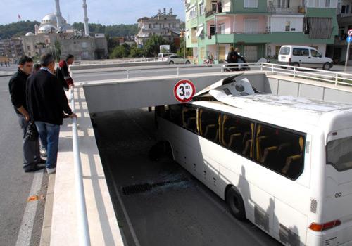 Antalya'nın Manavgat ilçesinde turistleri taşıyan otobüs alt geçitte sıkıştı. Sıkışan otobüs, lastiklerinin havası indirildikten sonra çekiciyle çıkarıldı.