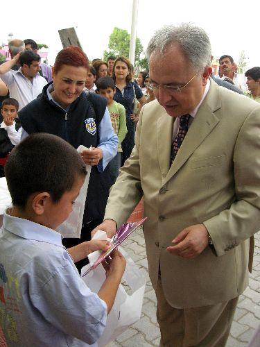 2008-2009 Eğitim - Öğretim yılı sona erdi. İlköğretim ve ortaöğretim okullarında eğitim gören yaklaşık 15 milyon öğrenci karne alarak tatile girdi. Kiminde hüzün kiminde sevinç vardı: