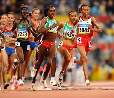 Pekin'de düzenlenen Olimpiyat Oyunları'nda bayanlar 5 bin metre finalinde koşan Elvan Abeylegesse 2. oldu