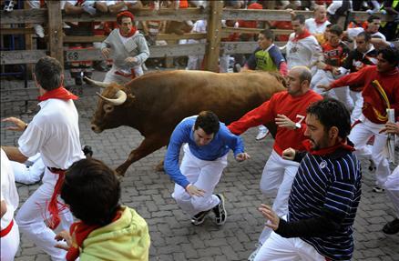 İspanya'da San Fermin festivalinde yine insanlar şenlik yaptığına inandı ama ortaya çıkan manzalar aslında kimin bayram ettiğini gösterir nitelikte.
