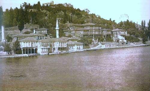 <p><span style="font-size: small;"><em><span style="text-decoration: underline;"><strong>Nefes Aldırmak için kurulan Vakıf</strong>: Resmi adı; Ahmed Nureddin. Lakabı: Ekmekçi. 1730 yılında İstanbul’da kuruluyor. Vakfiyesinden; Bebek’te yaptırdığı köşk ve limanda Ümmet-i Muhammed teneffüs eyleyecektir. <br /></span></em></span></p>