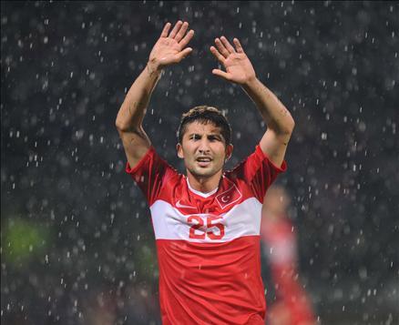 Türkiye hazırlık maçında Fransa ile karşılaştı. 10 kişi tamamladığımız maçta İbrahim Üzülmez'in kendisini sollayan Anelka'yı indirmesi sonucu kazanılan penaltıdan Benzema'nın golü skoru belirledi..