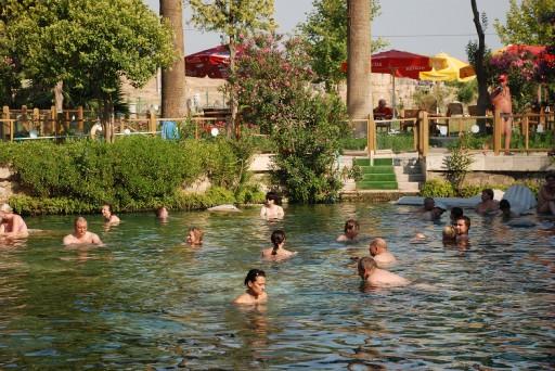 ANTIK SEHRI VE TIYATROYU GEZIP YORULANLAR ICIN HEMEN YAKINDA ANTIK HAVUZ BUNUYOR. TURISTLERIN, SIFALI SULARA SAHIP BU ANTIK HAVUZDA, SUTUNLARIN ICINDE YUZMEDEN PAMUKKALE'DEN AYRILMADIGI BELIRTILIYOR