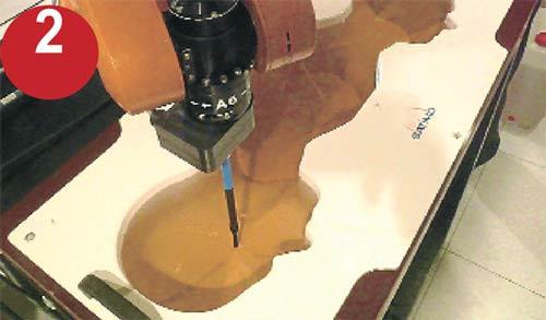 (2) BTKnın laboratuvarlarında bulunan bir robot insan beyninin simülasyon olarak tasarlandığı bir platformda telefondan gönderilen radyasyon seviyesini ölçüyor. Milimetreden daha küçük birimlerde tarama yapılıyor