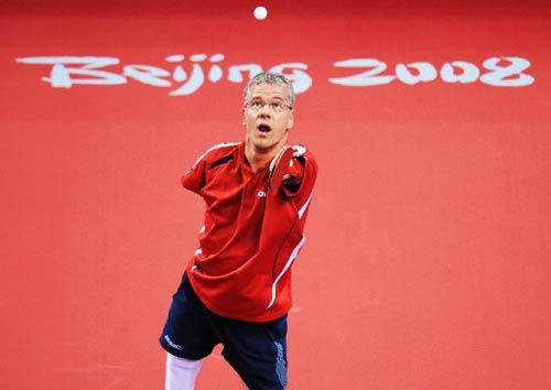 ALMAN TENISCI RAINER SCHMIDT, PARALIMPIK OLIMPIYATLAR ERKEKLER BIREYSEL MASA TENISI KARSILASMASINDA, POLONYALI RAKIBI MIROSLAW KOWALSKI ILE MUCADELE ETTI. MACI 3-0 KAZANAN SCHMIDT CEYREK FINALE YUKSELDI.