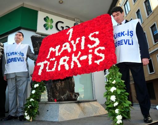 Taksim meydanına araç girmediği için mağdur kalan turistler ellerinde valizlerle meydandan çıkış aradılar