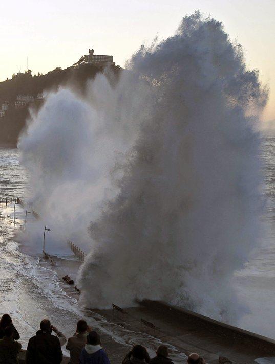 Bulundukları açıdan San Sebastian'ın Nuevo Promenade sahillerinde bulunan ünlü ''Peine de los Vientos'' heykelinin boyuna erişmiş görünen dalgaların resmini çeken insanlar keyifli görünüyordu. Ama bakmayın siz dalgaların resmini çeken insanların rahatlığına...
<br><br>
İspanya kıyılarına vuran boyu 7 metreyi aşkın dalgalar ne kadar fotoğraflara estetik olarak yansısa da ülke sakinleri yöneticilerini endişeye sevk ediyor. İspanya'nın kuzeyindeki Santander ve  San Sebastian şehirlerinde kıyıya vuran boyu 7 metreyi aşan dalgalar nedeniyle ülkede Turuncu alarm verildi. Turuncu alarm olağanüstü hal ilan eden kırmızı alarmın bir alt seviyesi... Buna rağmen denize giren ve dev dalgalar arasında surf yapmayı deneyenler de yok değil...
<br><br>
(Haber 7 - Fotoğraflar: EPA)