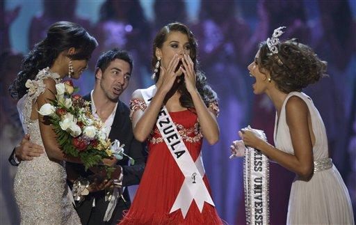 Venezuela güzeli Stefania Fernandez, 2009 Kainat Güzeli seçildi.