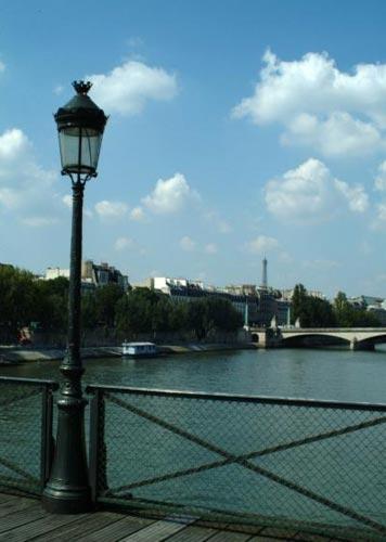12. Fransa'da bulunan "Pont des Arts" yaya köprüsünden Paris