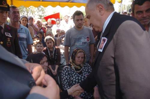 Şehit er Adem Bilaloğlu'nun annesi Ayten Bilaloğlu, Milli Savunma Bakanı Vecdi Gönül'e, ''Bir evladım vardı, onu da elimden aldılar