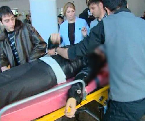 Bakü'de üniversiteye kanlı baskın. Azerbaycan'ın Başkenti Bakü'deki Petrol Akademisi'ne (ADNA) otomatik silahlarla baskın düzenlendi. Onlarca öğrenci öldü, onlarca öğrenci yaralandı. İşte yaşanan dehşet anlarından kareler.