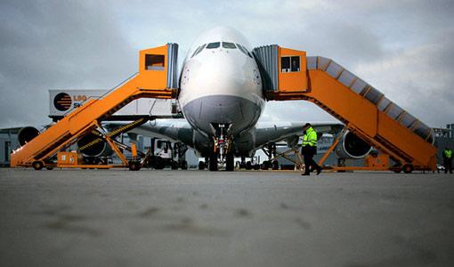 Normal kabin d&uuml;zeninde 526 yolcu kapasitesine sahip olan Airbus A-380 tipi yolcu u&ccedil;ağı, Frankfurt Havaalanında Lufthansa yetkililerine teslim edildi.