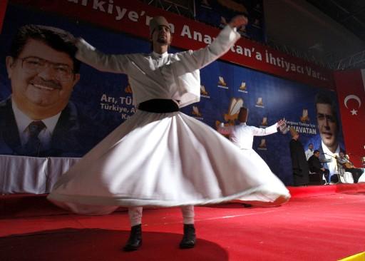 ANAVATAN PARTİSİ TÜZÜK KONGRESİNDE PARTİNİN ESKİ AMBLEMİNİN KULLANILMASI KABUL EDİLDİ. Anavatan Partisi Genel Başkanı Salih Uzun, partinin aslına dönme süreci yaşadığını söyledi ve "ANAVATAN'ı özüne döndürüyoruz. Bu öze dönüş, bir arınma sürecidir'' dedi.