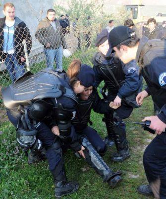Sultanbeyli'de yaklaşık 50 gecekonduyu yıkmak için gelen yıkım ekipleri ile gecekondu sahipleri arasında kavga çıktı. Yıkım sırasında objektiflere yansıyan kareler insanın kanını dondurdu: