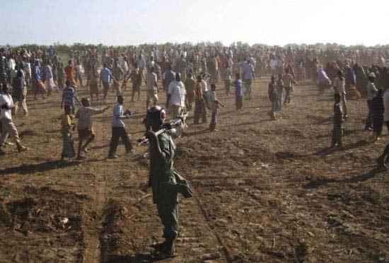 Somali'de annesini kafasını kopararak öldüren Ali Hüseyin adlı kişi, binlerce kişinin gözleri önünde idam edildi