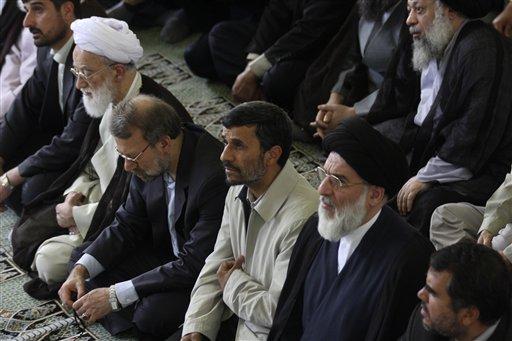 İran'da gergin Cuma. Camiler tıklım tıklım dolarken, dini lideri Ayetullah Ali Hamaney, seçimlerden sonra başlayan gösterilerin ardından "sukünet" çağrısında bulundu.