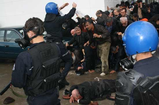 Batman'da DTP Milletvekilleri ve belediye Başkan adayının gerçekleştirdiği yürüyüş sırasında terör örgütünü öven sloganlar atılınca polis göstericileri dağıtmak için şiddet kullandı.