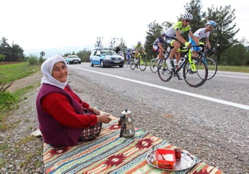 Cumhurbaşkanlığı bisiklet turunun 209 kilometrelik en uzun etabı Marmaris - Pamukkale koşulmuştu. Etabın koşulduğu noktalarda vatandaşlar, bisikletçilerin geçisini merakla beklemişti.