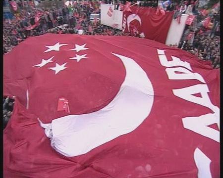 Saadet Partisi'nin İstanbul mitingi: Bugün Çağlayan'ın ikinci konuğu Saadet Partililer oldu. Mitingde Necmettin Erbakan sürprizi yaşandı. Erbakan uzun bir aradan sonra meydanlarda yerini aldı.