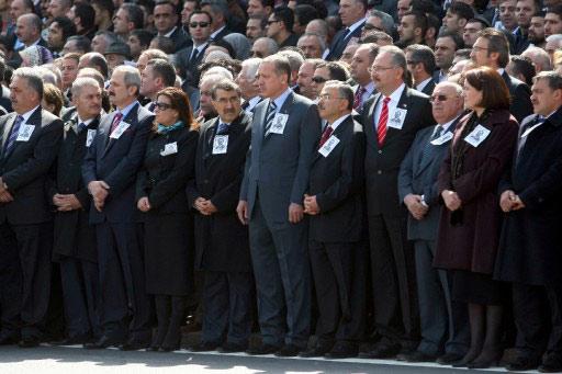 Helikopter kazası sonucu hayatını kaybeden BPP lideri Muhsin Yazıcıoğlu'nu milyonlar uğurladı. Devletin tam kadro olduğu törende izdiham vardı.