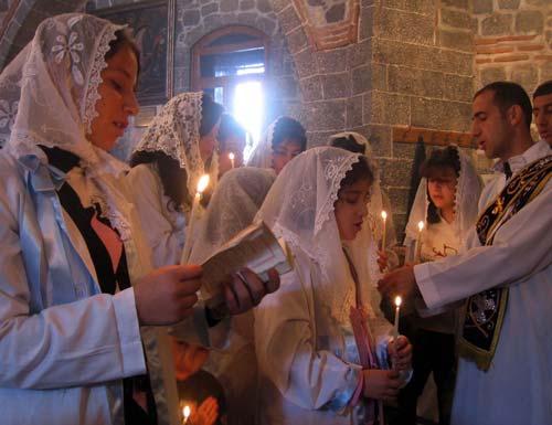 Diyarbakır'da yaşayan gayri Müslimler, Neol Bayramı olarak bilinen Hz. İsa'nın doğum gününü kutladı. Bayanların çoğunlukta olduğu ayinde, miniklerden oluşan Meryem Ana Kilisesi Korosu Sünyanice, İbranice ve Arapça ilahiler seslendirdi.