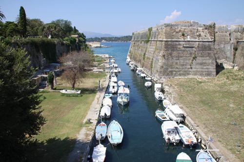 <b>Corfu kalesi kanalı:</b> Corfu’daki Venedik Kalesi, arka ve ön limanlar arasında açılmış bir hendekle, anakaradan ayrılmış. Her tarafı surlarla çevrili kaleye bir köprüden geçerek giriliyor.